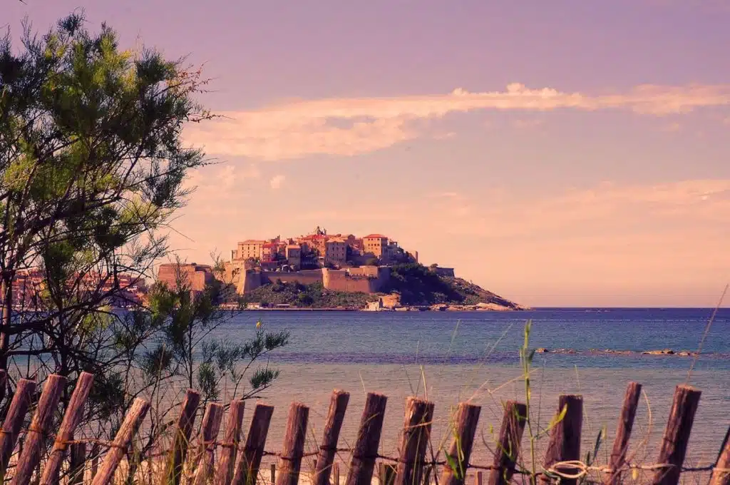 Camping la Pinède, la citadelle Calvi vue depuis la plage